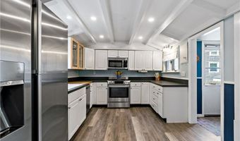 8 Lincoln Ave, Bristol, RI 02809