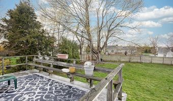 37 Squantum Dr, Middletown, RI 02842