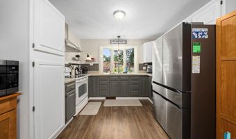 121 S 5th Ave, Brandon, SD 57005