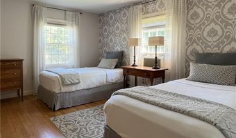 9 South Dr, Middletown, RI 02842
