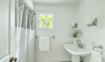 4 Buckingham St, Barrington, RI 02806