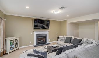 73 Lawrence Ave 73, Danbury, CT 06810