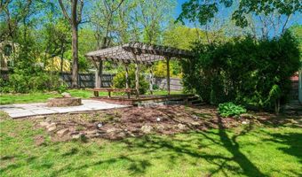 33 Wilbur Rd, Lincoln, RI 02865