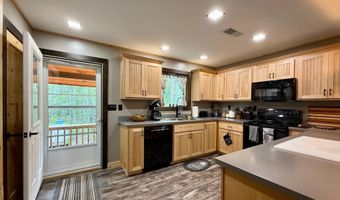 8 Breezy Knoll Ln, Baileyville, ME 04694