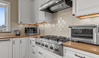 551 Strawberry Ln, Ashland, OR 97520