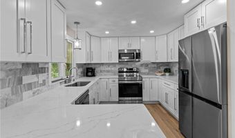 8 Woodsia Rd, Narragansett, RI 02874