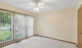 2109 N Charter Point Dr, Arlington Heights, IL 60004
