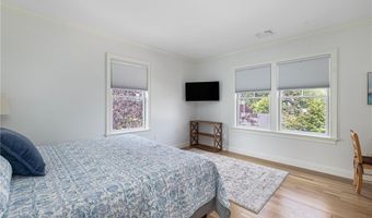 3 Oak St, Middletown, RI 02842