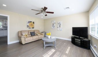422 Maple Dr, Belford, NJ 07718
