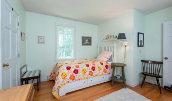 28 Woodland Dr, Amherst, NH 03031