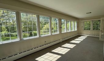4 Noonan Ln, Albany, NY 12209