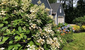 2 Marywood Ln, Cumberland, RI 02864