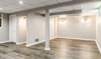 204 Oakwood Farms Ct, Ballwin, MO 63021