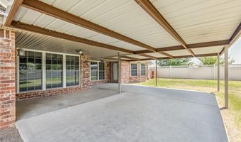 506 Fieldcrest Dr, Chickasha, OK 73018