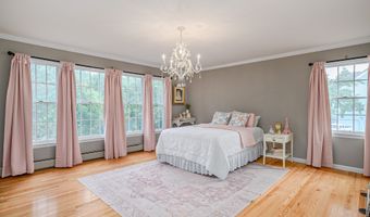 20 Laura Dr, Danbury, CT 06811