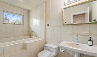 2 Lydia Ct, Albertson, NY 11507