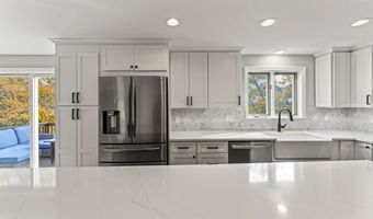 15 Berkshire Dr, Brookfield, CT 06804