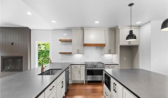 32 Warwick Dr, Bella Vista, AR 72714