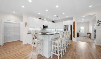 702 S BAY St, Aransas Pass, TX 78336