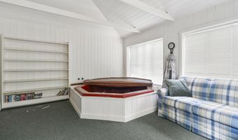 14 Lakeshore Dr, Belgrade, ME 04918