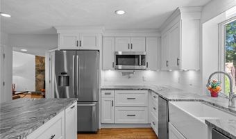 24 GREENWOOD Ln, Lincoln, RI 02865