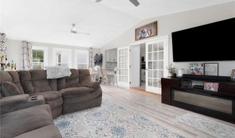 5 Versailles St, Cranston, RI 02920