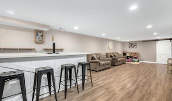 690 W Willow Gln, Addison, IL 60101