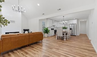 309 W Locust St, Aurora, MO 65605