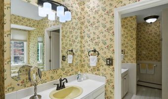 35 Shaw Dr, Bedford, NH 03110