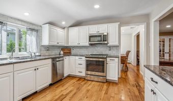 24 Bayview Pl, Amityville, NY 11701