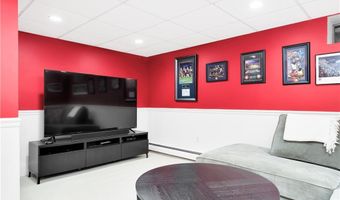 82 Sefton Dr, Cranston, RI 02905