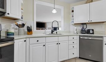 1710 Ridgeview Circle Dr, Ballwin, MO 63021