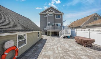 25 Cape Rd, Amityville, NY 11701