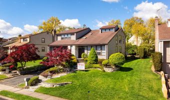 28 Crest Hollow Ln, Albertson, NY 11507