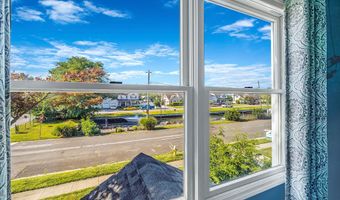 29 North Plz, Amity Harbor, NY 11701