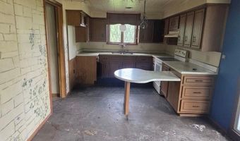 302 Crestview Dr, Acme, PA 15610
