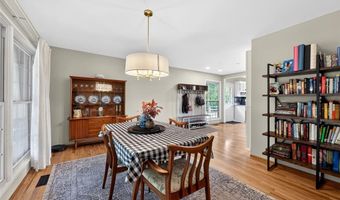 404 Oakmont Cir, Ballwin, MO 63011