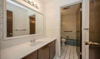 425 Kenilworth Ln, Ballwin, MO 63011