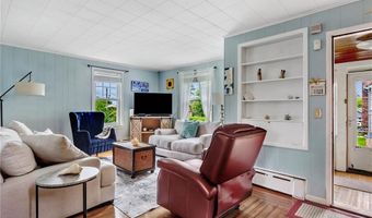 25 Renfrew Ave, Middletown, RI 02842