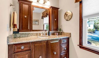 28 Doherty Dr, Middletown, NJ 07748