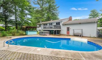 18 Magnolia Ln, Coventry, RI 02816