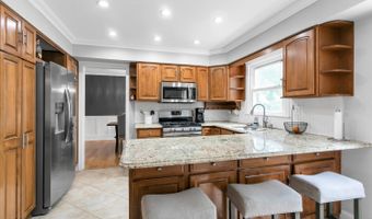 19 Stanley Ln, Middletown, NJ 07748