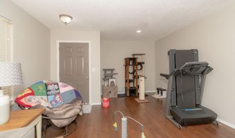 900 E Kirkwood Dr, Aurora, MO 65605