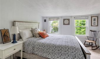 25 Renfrew Ave, Middletown, RI 02842