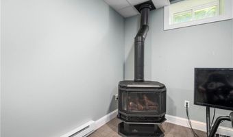 121 Stillwater Rd, Smithfield, RI 02917