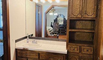 812 Village Dr, Altus, OK 73521