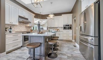924 Forest Lake Ct, Ballwin, MO 63021