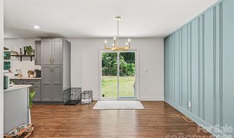 1027 Dresden Dr W, Charlotte, NC 28205