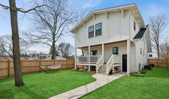 903 N Vail Ave, Arlington Heights, IL 60004