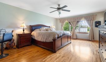 11 E Appletree Ln, Arlington Heights, IL 60004